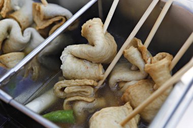 Kızarmış pilav ve domuz eti.