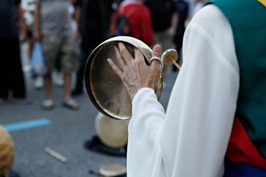 Siyah arka planı olan tahta bir sopa tutan bir adama yaklaş.