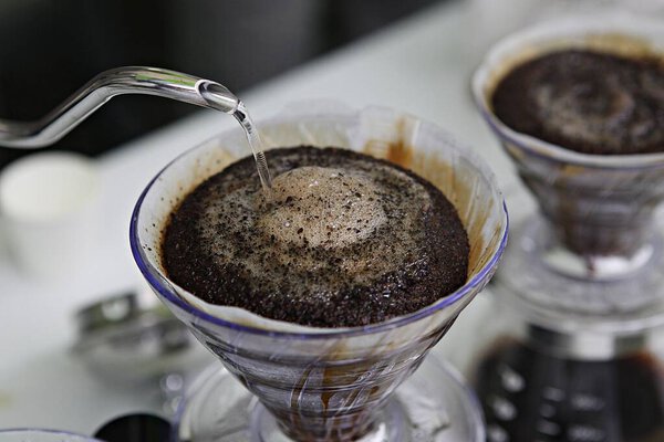 Кофейные зерна в стеклянной чашке
