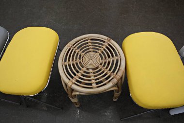 Ahşap sandalyeli modern iç mekan