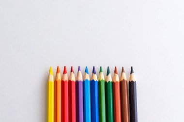 Renkli kalemlerin üst görünüm çizgisini izole edilmiş beyaz arkaplanda ortala. Kopyalama alanı olan temiz resim şablonu