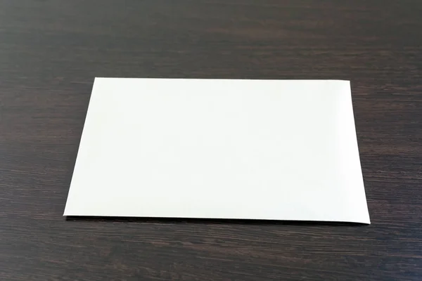 Jeden Prázdný List Papíru Umístěný Tmavém Dřevěném Povrchu Kancelářského Stolu — Stock fotografie