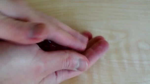 两只手滚动球 为苏珠治疗近身 用红色塑料棱球按东方方法治疗针灸臂 替代药物手疗法Sujok器械 — 图库视频影像