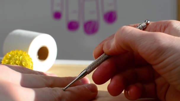 Yakın Çekim Elleri Profesyonel Akupunktur Terapistinin Kullandığı Jok Çeliği Sondası — Stok video