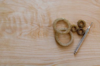 Çelik asa ve Sujok masajı için iki adet nikel esnek yüzük. Fizyoterapist için Su-jok masaj aleti. Eller, fotokopi alanı olan bir masaya baskı aletleri yerleştirir. Alternatif tıp