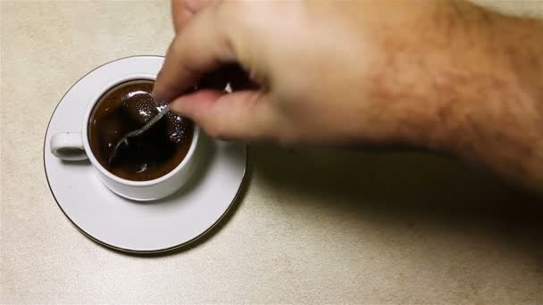 カップにコーヒーを攪拌 — ストック動画