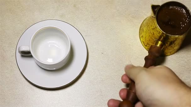 Kaffe hälls i en kopp från turkarna — Stockvideo