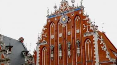 Siyah nokta ve St. Peter Kilisesi Riga Letonya evi