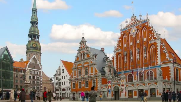 Riga - Letonia, octubre de 2017: Casa de los Blackheads y la Iglesia de San Pedro en Riga Letonia. Cronograma . — Vídeos de Stock