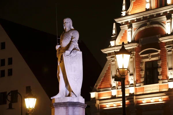 夜、リガ、ラトビアに市庁舎広場でローランドの彫刻 — ストック写真