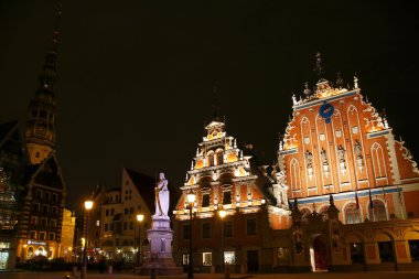 Belediye Meydanı gece Riga'da. Letonya