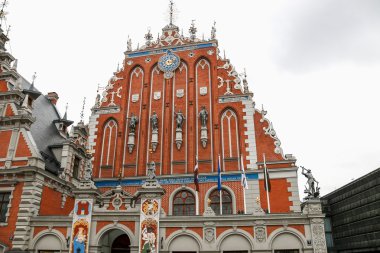 Siyah nokta ve St. Peter Kilisesi Riga Letonya evi