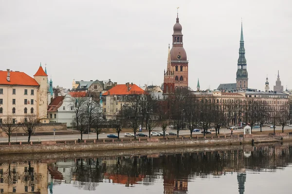 Panorama del casco antiguo de Riga al atardecer sobre el río Daugava — Foto de Stock