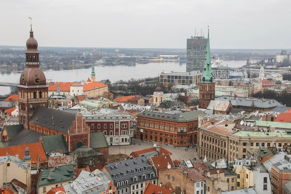 Vista en Riga desde la torre de la Iglesia de San Pedro, Riga, Letonia — Foto de Stock