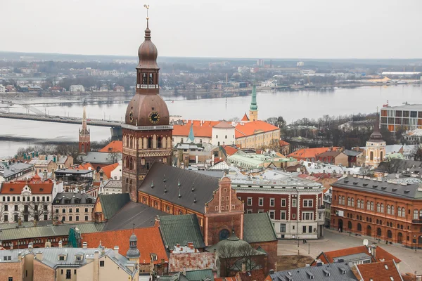 Vista en Riga desde la torre de la Iglesia de San Pedro, Riga, Letonia — Foto de Stock