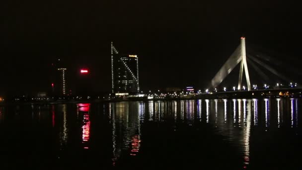 La scena notturna del ponte Vansu sul fiume Daugava, Riga, Lettonia — Video Stock