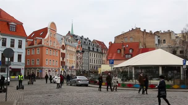 在里加老城，拉脱维亚里加-拉脱维亚，2016 年 3 月 6 日 ︰ 中世纪街. — 图库视频影像