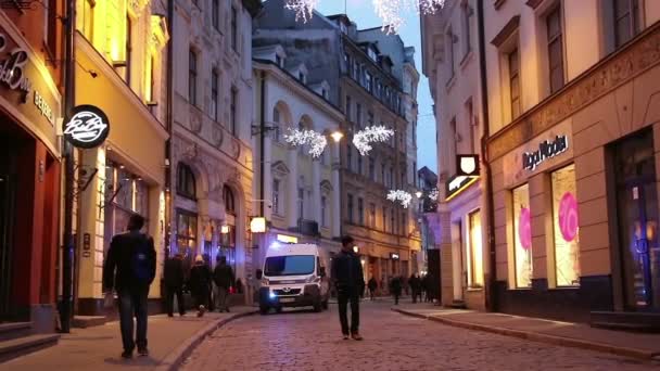 Riga - Lettország, március 6, 2016-ban: Rendőrségi autó az utcán, a régi rigai éjjel — Stock videók