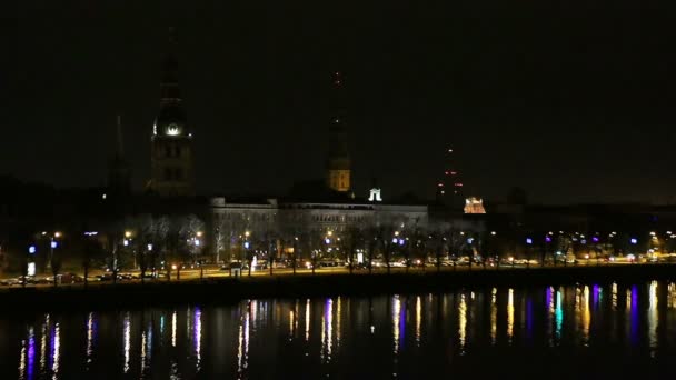 Panorama Rižského starého města za soumraku nad řeky Daugavy — Stock video
