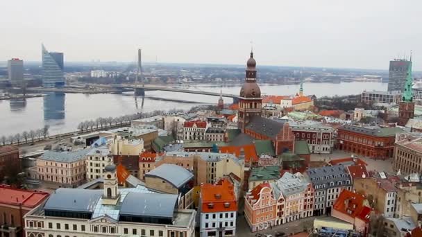 Vue à Riga depuis la tour de l'église Saint-Pierre, Riga, Lettonie — Video