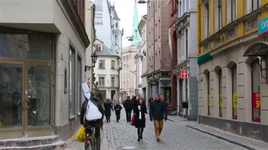 Riga - Letonya, 6 Mart 2016: Şehirde eski Riga, Letonya Ortaçağ Caddesi.