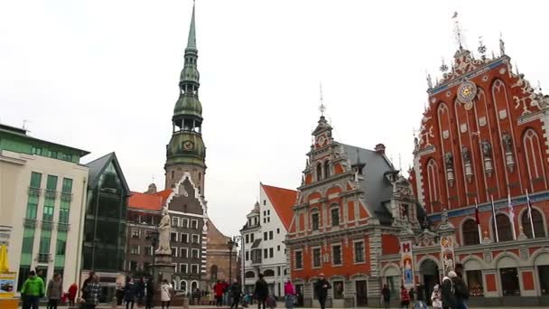 Riga - Lettland, den 6 mars, 2016: House Svartbrödrahuset och St. Peter's Church i Riga. — Stockvideo