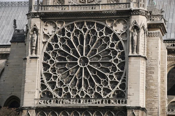 Okno v katedrále Notre Dame. V Paříži. Francie — Stock fotografie