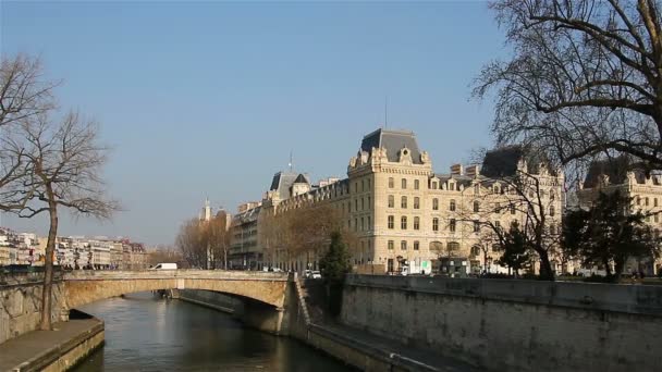 Pont sobre o Sena em Paris, paisagem urbana francesa — Vídeo de Stock