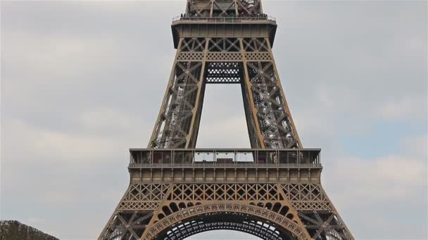 Tour Eiffel, Paris, France, Europe. Vue d'ensemble vers le haut — Video