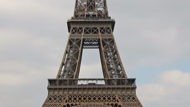 Tour Eiffel, Paris, France, Europe. Vue d'ensemble vers le haut 