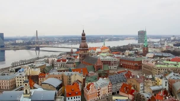 Vista en Riga desde la torre de la Iglesia de San Pedro, Riga, Letonia — Vídeos de Stock