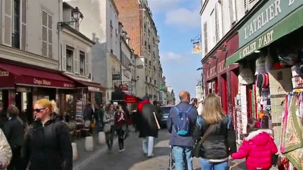 Paris, Fransa - 22 Mart 2016: insanlar Montmartre sokaklarında yürürken, insanlar — Stok video