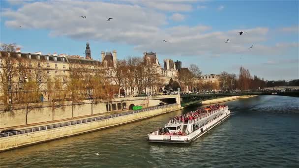 Париж - Франция, 22 марта 2016 г.: Мост над Сеной в Париже, французский городской пейзаж — стоковое видео