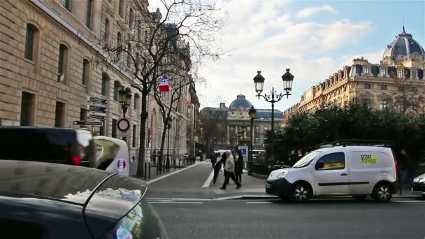ПАРИЖ, ФРАНЦИЯ - 22 марта 2016 года: оживленная улица Парижа и движение — стоковое видео