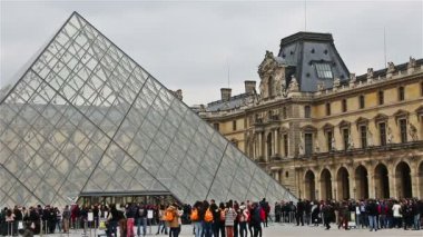 Paris, Fransa - 23 Mart 2016: Paris'te Louvre yakınındaki yürüyen turist