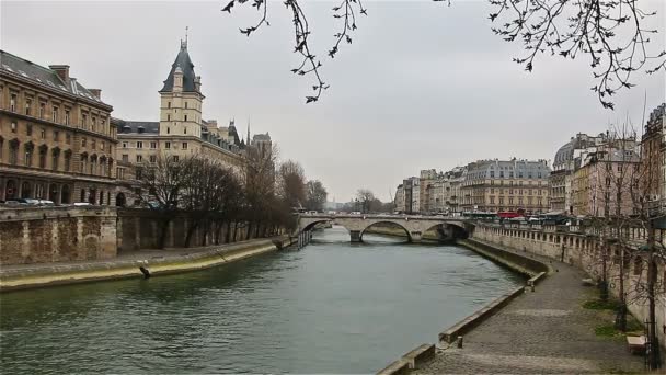 Париж - Франция, 22 марта 2016 г.: Мост над Сеной в Париже, французский городской пейзаж — стоковое видео