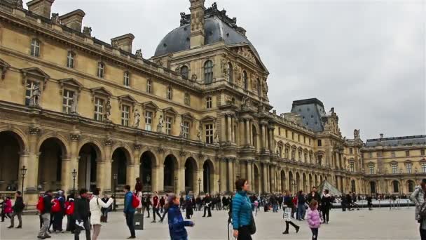 Paris, Frankrijk - 23 maart 2016: toeristen lopen in de buurt van Louvre in Parijs, Frankrijk — Stockvideo