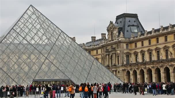 Paris, Fransa - 23 Mart 2016: Paris'te Louvre yakınındaki yürüyen turist — Stok video