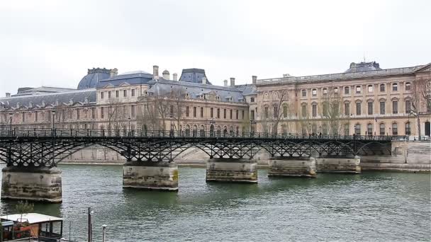 パリ、フランスの都市景観のセーヌ川のパリ - フランス、2016 年 3 月 22 日: ポン — ストック動画