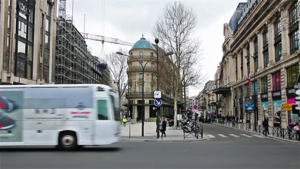 Paris, Fransa - 22 Mart 2016: Yoğun Parisian cadde ve trafik — Stok video
