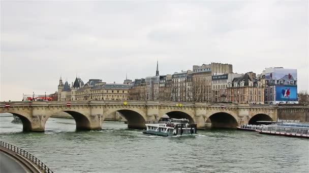 Parigi - Francia, 22 marzo 2016: Pont over Seine a Parigi, paesaggio urbano francese — Video Stock