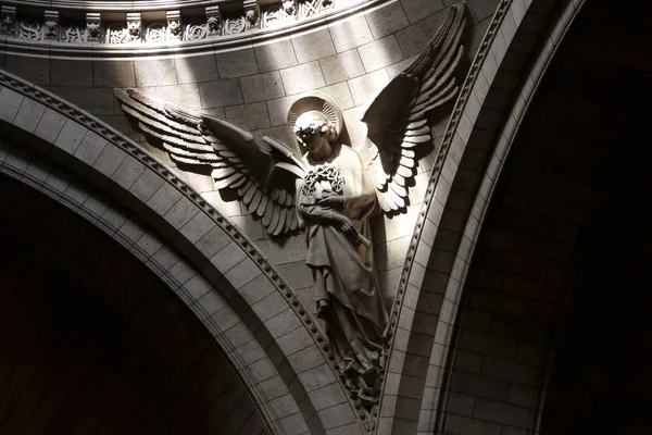 Angel v paprscích světa na kupoli katedrály Sacré Coeur v Paříži Francie — Stock fotografie