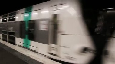 Paris, Fransa - 22 Mart 2016: Tren, metro, Metro Paris, Fransa.
