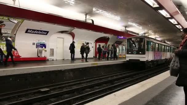 Paris, Frankrike - 22 mars 2016: Tåg i tunnelbanan, Metro i Paris. — Stockvideo