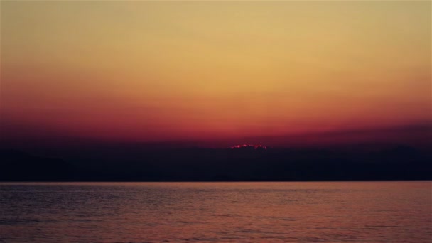 Ttimelapse. Ο ήλιος σε σχήμα καρδιάς που υψώνονται πάνω από τη θάλασσα — Αρχείο Βίντεο