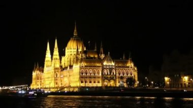 Budapeşte Meclis'te gece ise Tuna Nehri üzerinde bir tekne yelken. 