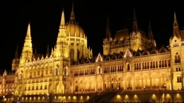 Budapeşte Parlamentosu ise Tuna Nehri üzerinde bir tekne yelken geceleri. Timelapse.