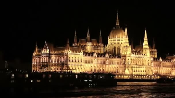 Парламент в Будапешті вночі під час плавання на човні по річці Дунай. — стокове відео