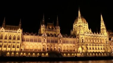 Budapeşte Meclis'te gece ise Tuna Nehri üzerinde bir tekne yelken. 