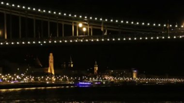 Yelken Tuna köprünün altında. Budapeşte. Macaristan.